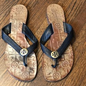 TORY BURCH  THORA LEATHER FLAT THONG SANDAL